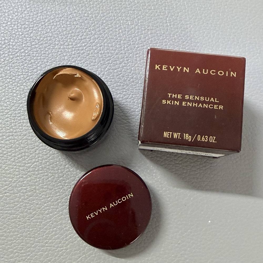 Kevyn Aucoin Sensual Skin Enhancer SX13 Past Shelf life Full coverage Concealer